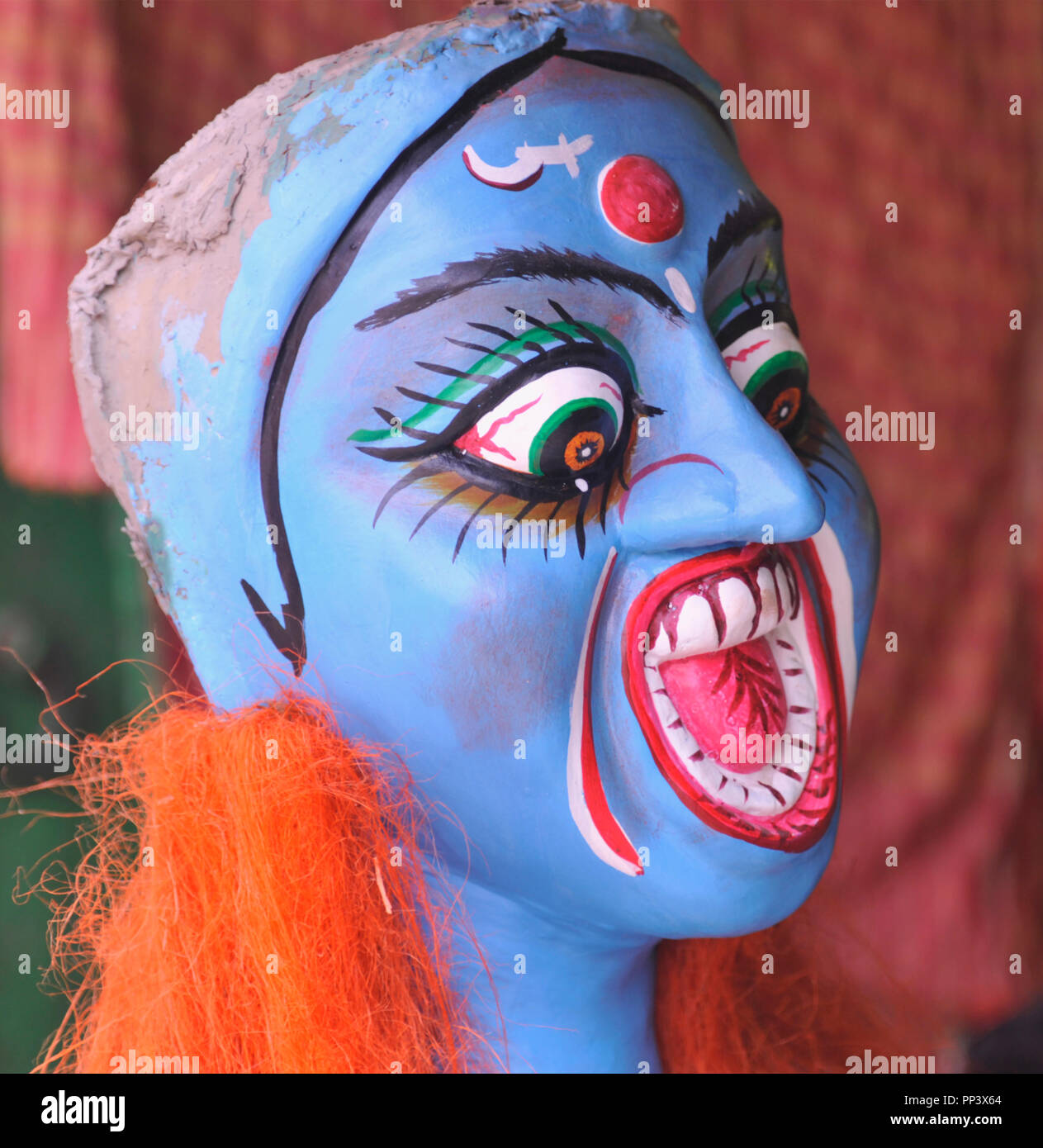 Halween, Hexe, Anhänger, die schwarze Göttin Kali, lusting für, menschliches Fleisch, auf den Herbst, Newmoon Tag, jedes Jahr, Ton Bild, Kumartuli, Kolkata, In Stockfoto