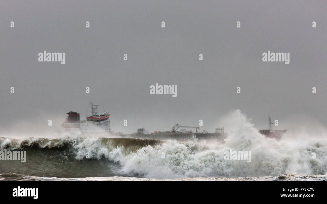 Myrtleville, Cork, Irland. 21 Oktober, 2017 Öltanker FMT BERGAMA reiten Sturm Brian während verankert Myrtleville in Cork, Irland. Stockfoto