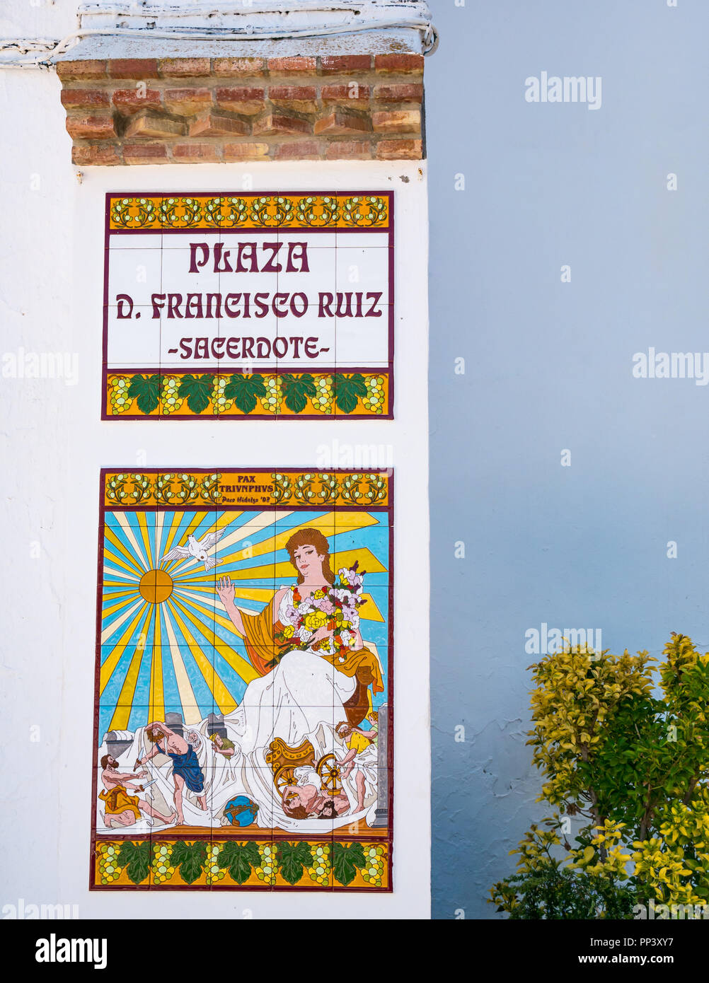 Bunte Keramik mit Ort, Namen und religiöse Bild, Plaza Francisco Ruiz, Sedella, Axarquia, Andalusien, Spanien Stockfoto