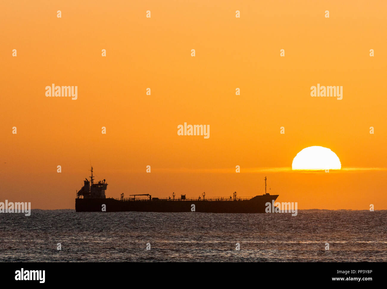 Crosshaven, Cork, Irland. 25. September, 2017. Öltanker Thun Galaxy von der aufgehenden Sonne Silhouette während vor Anker außerhalb der Hafen von Cork, Irland. Stockfoto