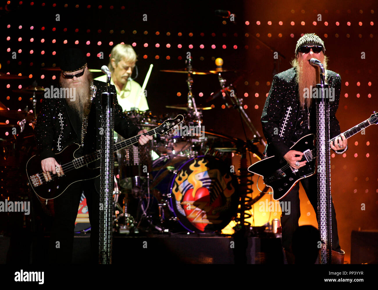 Dusty Hill (L), Billy Gibbons und Frank Beard (C) von ZZ Top in Concert an der Mizner Park Amphitheater in Boca Raton, Florida am 12. März 2007. Stockfoto