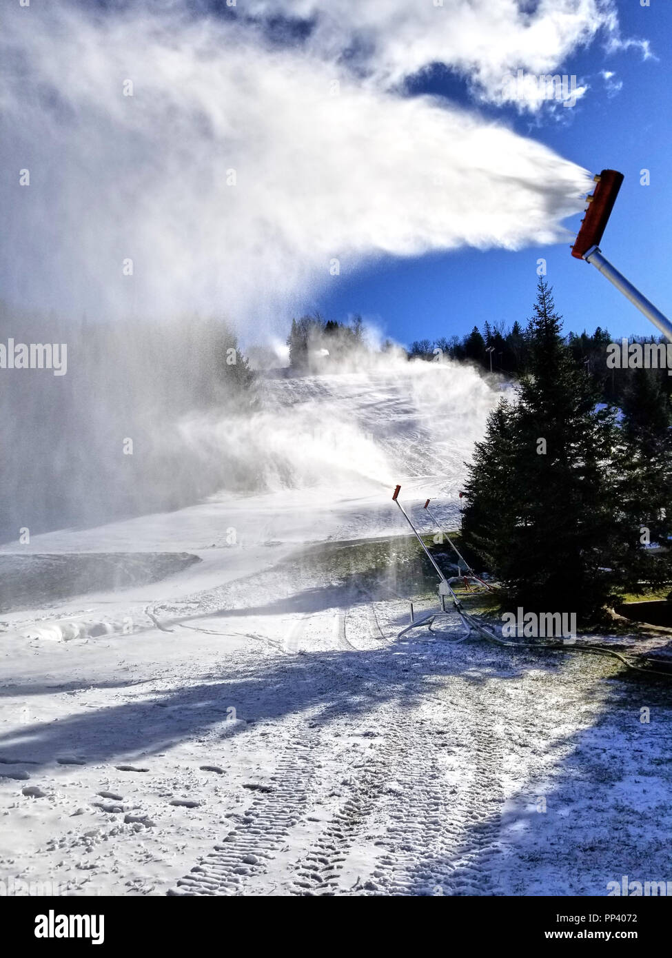 Beschneiung am Anfang der Saison bei Sommets Saint-Sauveur, Quebec, Kanada Stockfoto