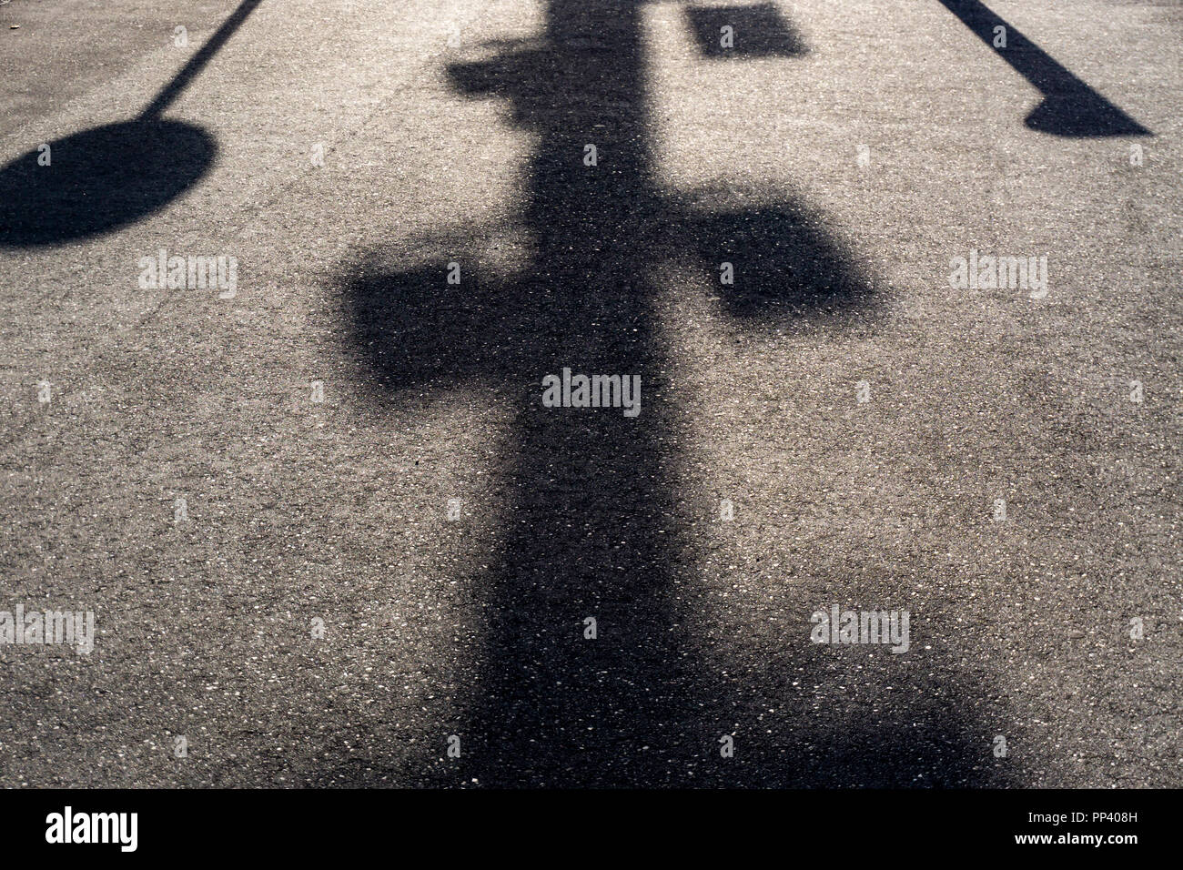 Berlin, Deutschland, 31. August 2018: Nahaufnahme der Schatten von Lamp Post und Verkehr Zeichen Stockfoto