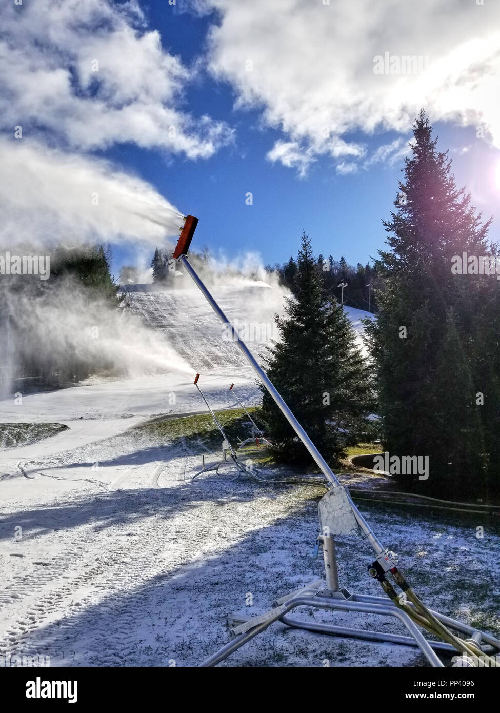 Beschneiung am Anfang der Saison bei Sommets Saint-Sauveur, Quebec, Kanada Stockfoto