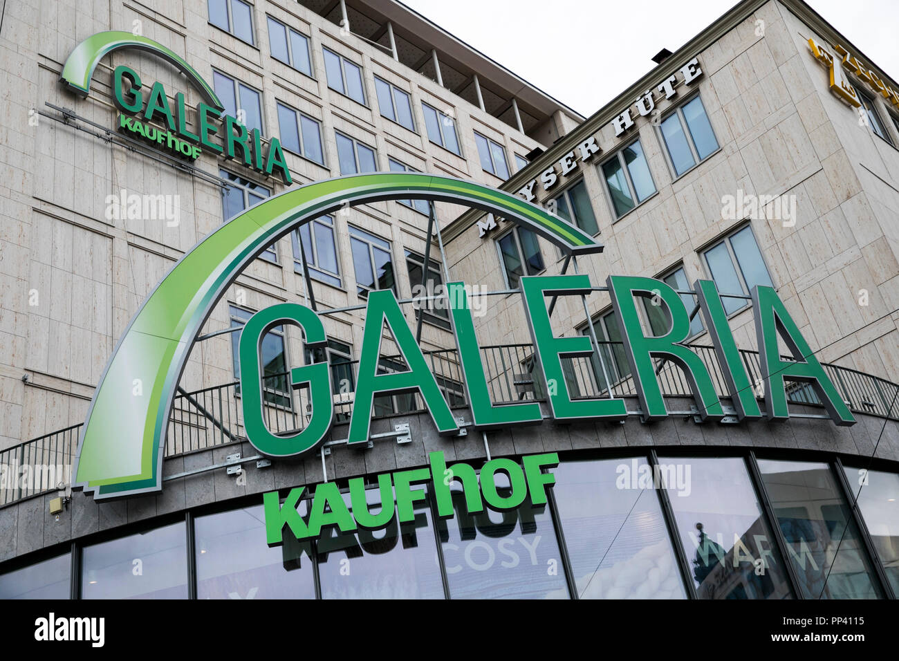 Ein logo Zeichen außerhalb einer Galeria Kaufhof retail Department Store in München, Deutschland, am 25. August 2018. Stockfoto