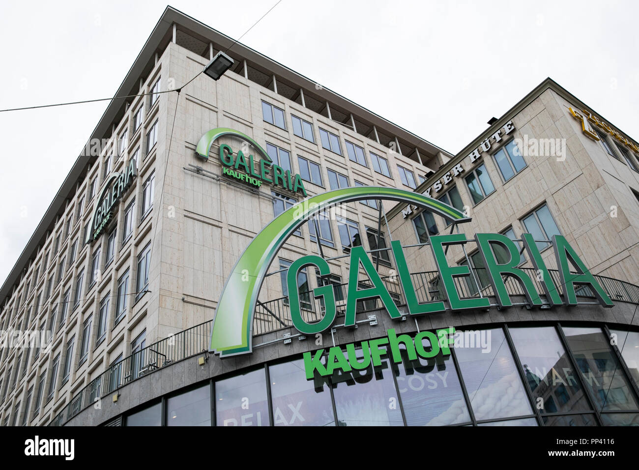 Ein logo Zeichen außerhalb einer Galeria Kaufhof retail Department Store in München, Deutschland, am 25. August 2018. Stockfoto