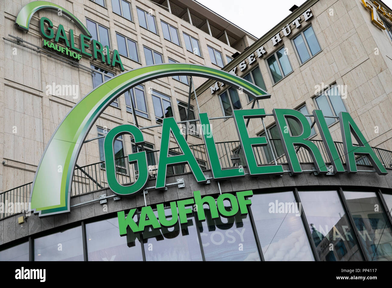 Ein logo Zeichen außerhalb einer Galeria Kaufhof retail Department Store in München, Deutschland, am 25. August 2018. Stockfoto
