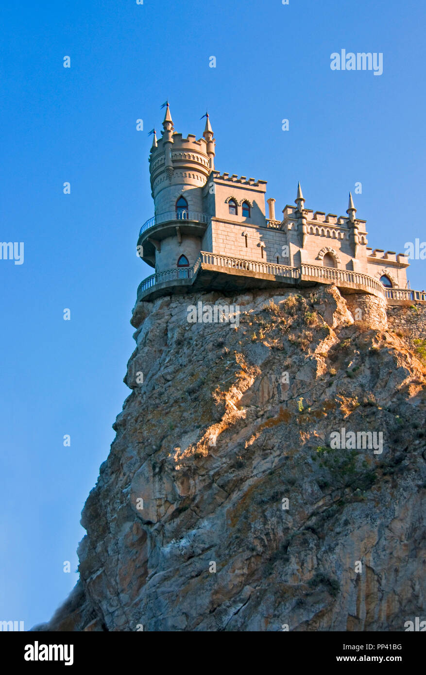 Schwalbennest Schloss mit Blick auf das Schwarze Meer auf Aurora Klippe von der Ai-Tudor-Cape in der Nähe von Jalta, Krim, Ukraine. Stockfoto