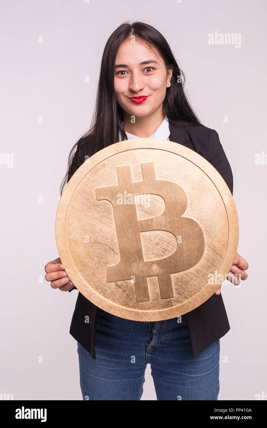 Crypto Währung, Geld und blockchain Konzept - asiatische Frau mit großen  bitcoin auf weißem Hintergrund Stockfotografie - Alamy