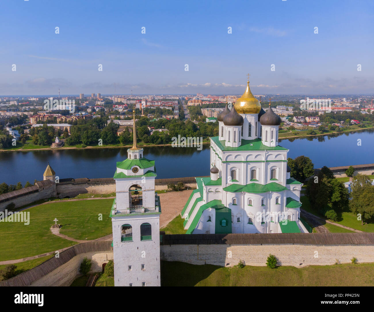 Trinity Cathedral, Kreml in Pskow, Russland, Europa. Luftaufnahme von Pskov Kreml und Trinity Kathedrale Kirche in der russischen Stadt. Panorama der Stadt, die Stadt Stockfoto