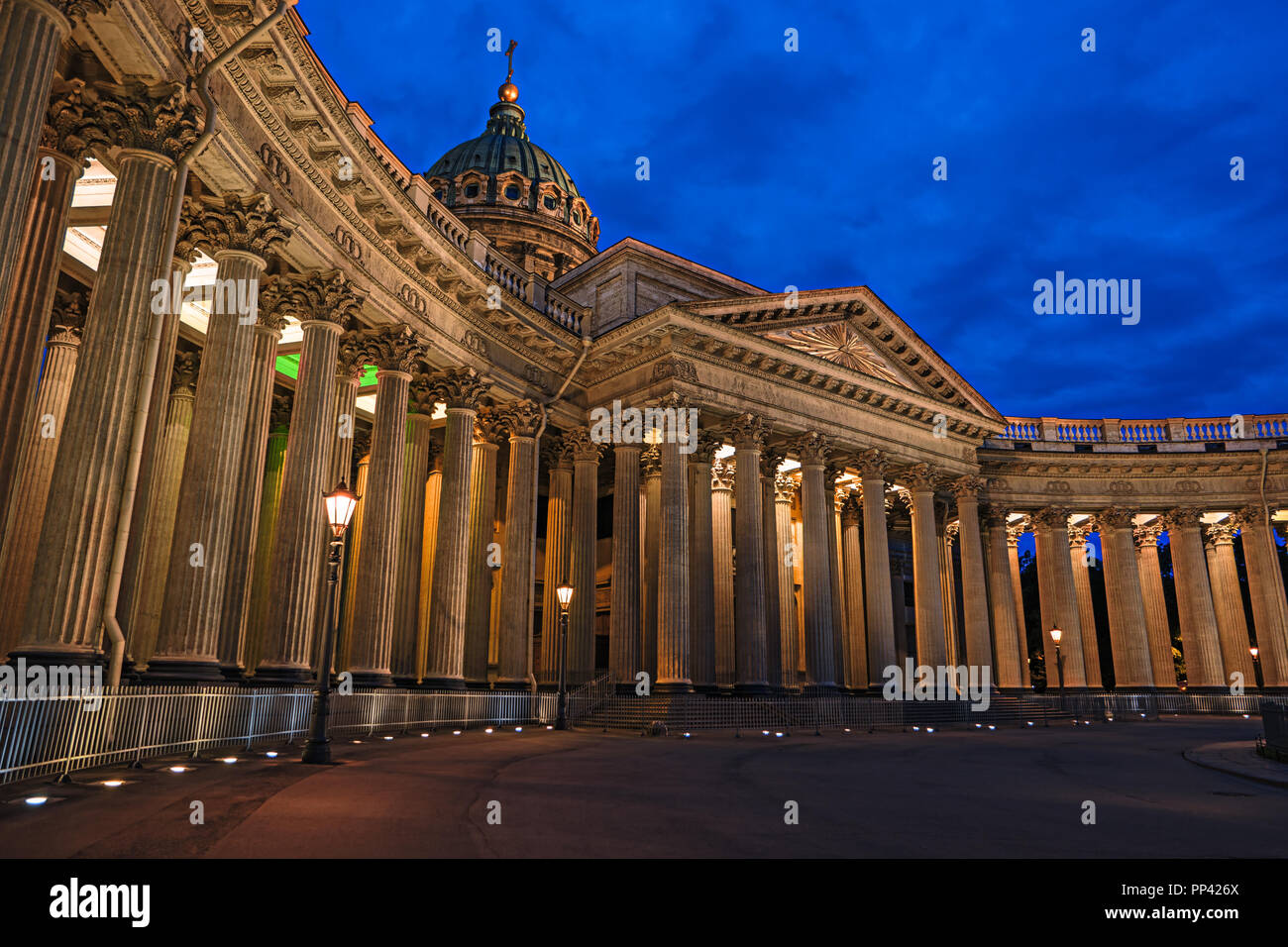 Kasaner Kathedrale bei Nacht, Sankt Petersburg, Russland. Berühmte Reiseziel, Sehenswürdigkeiten von St. Petersburg. SPB Blick auf die Stadt in der Abenddämmerung. Kazanskiy Kafedralni Stockfoto