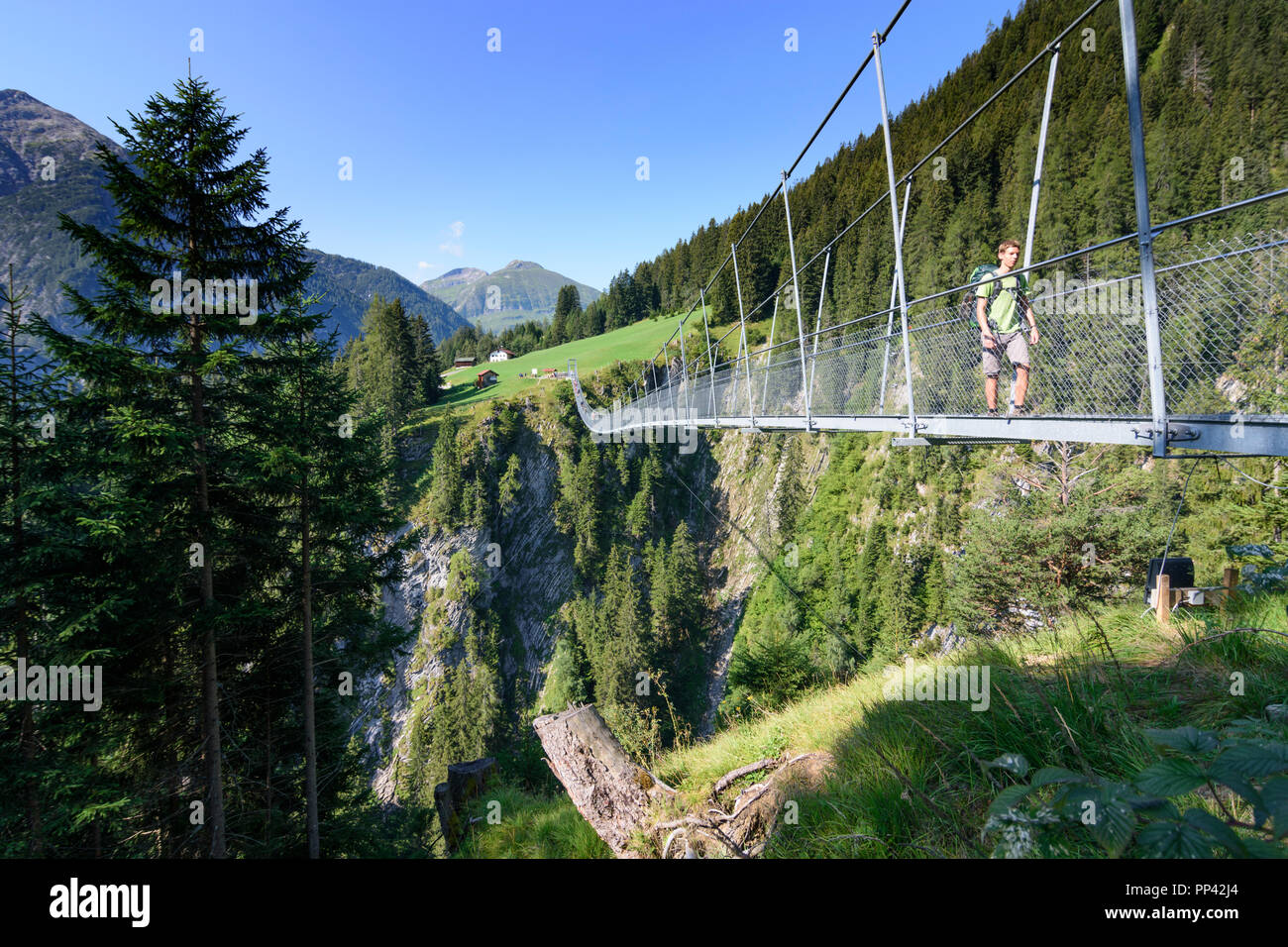 Holzgau: Hängebrücke (Suspension Bridge), Wanderer, Lechtal, Tirol, Tirol, Österreich Stockfoto