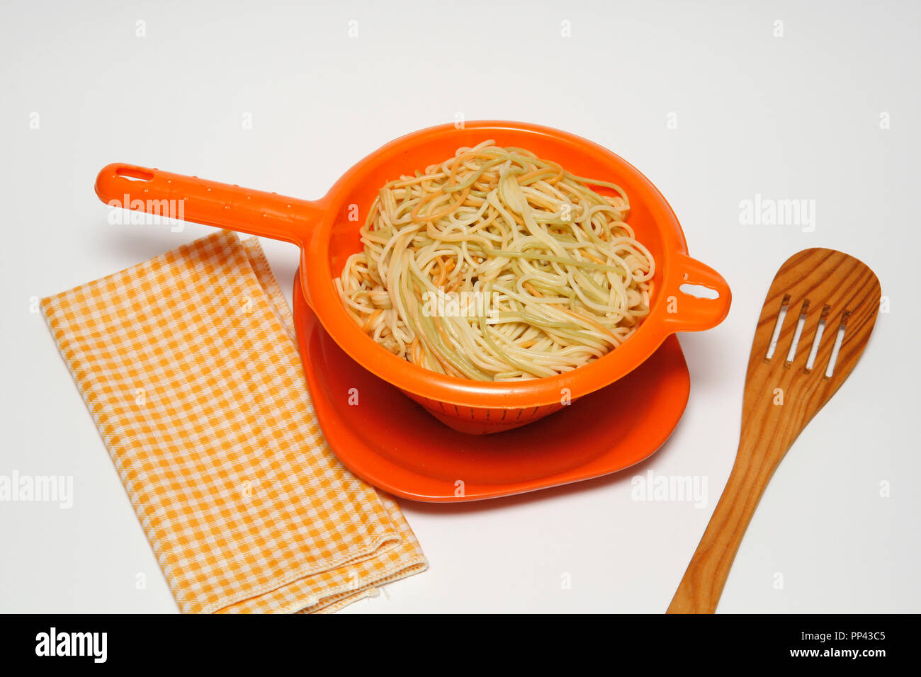 Spaghetti mit Fleischbällchen. Schritt für Schritt. Zubereitetes Gericht: BWCDG 9. Stockfoto