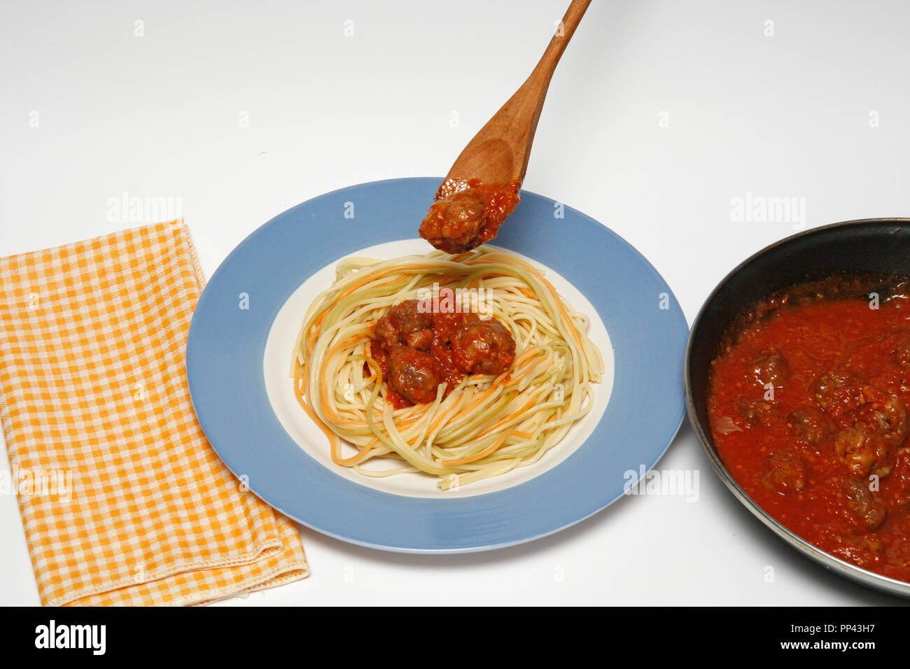 Spaghetti mit Fleischbällchen. Schritt für Schritt. Zubereitetes Gericht: BWCDG 9. Stockfoto