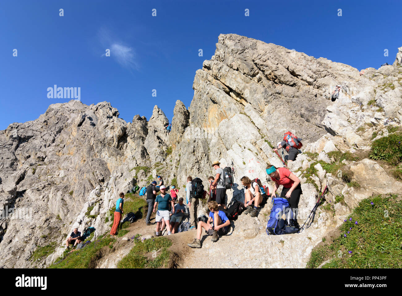 Lechtaler Alpen, Lechtaler Alpen: Wanderer am Col Seescharte, Region TirolWest, Tirol, Tirol, Österreich Stockfoto