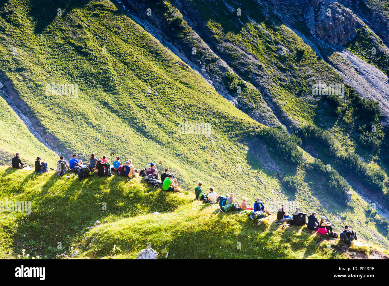 Lechtaler Alpen, Lechtaler Alpen: Wanderer am Col Seescharte, Region TirolWest, Tirol, Tirol, Österreich Stockfoto