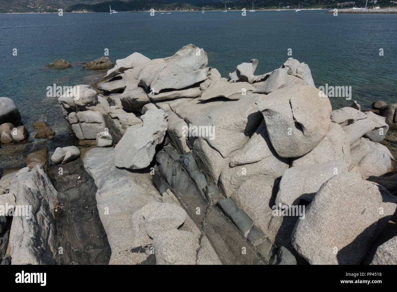 Küste mit Granit Aufschlüsse in der Nähe von Villasimius, Sardinien, Italien Stockfoto