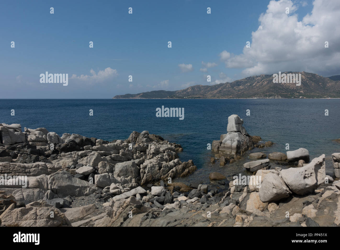 Küste mit Granit Aufschlüsse in der Nähe von Villasimius, Sardinien, Italien Stockfoto