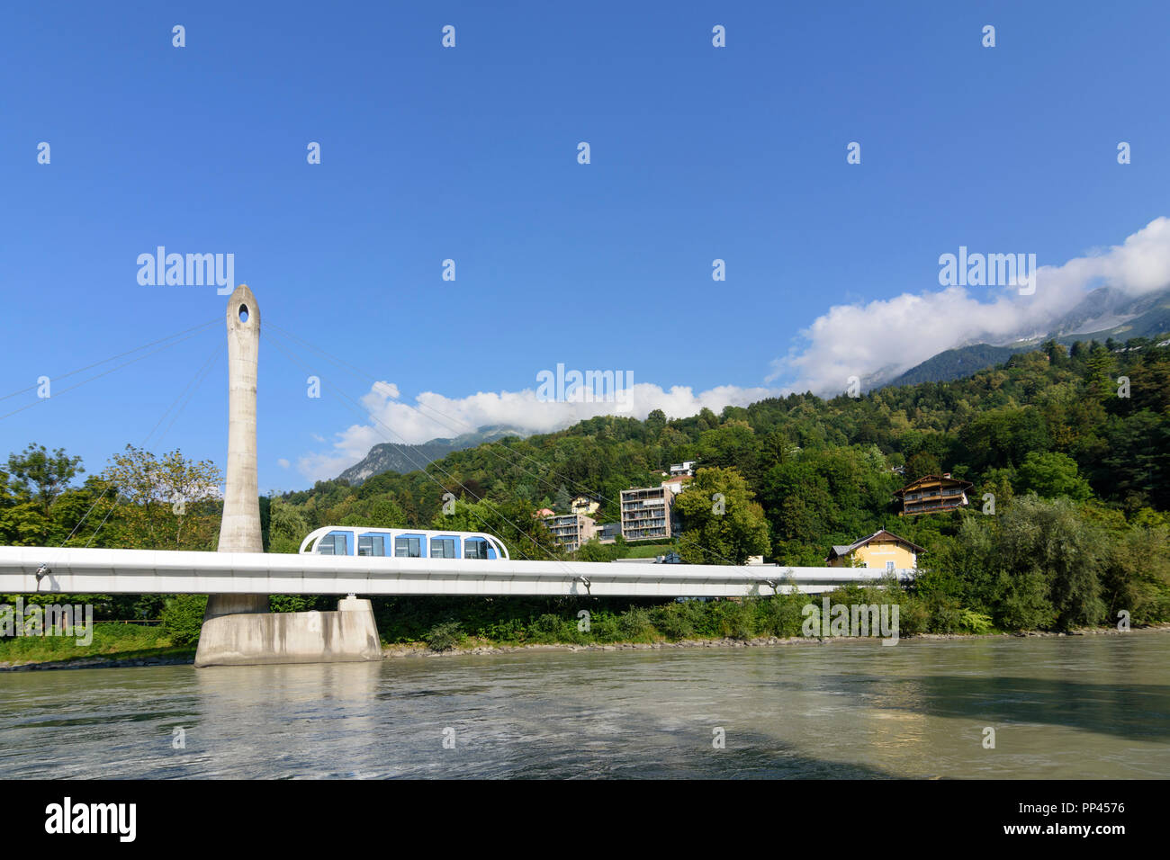 Innsbruck: Hungerburgbahn hybrid Standseilbahn, Brücke über den Fluss Inn, Architektin Zaha Hadid, Region Innsbruck, Tirol, Tirol, Österreich Stockfoto