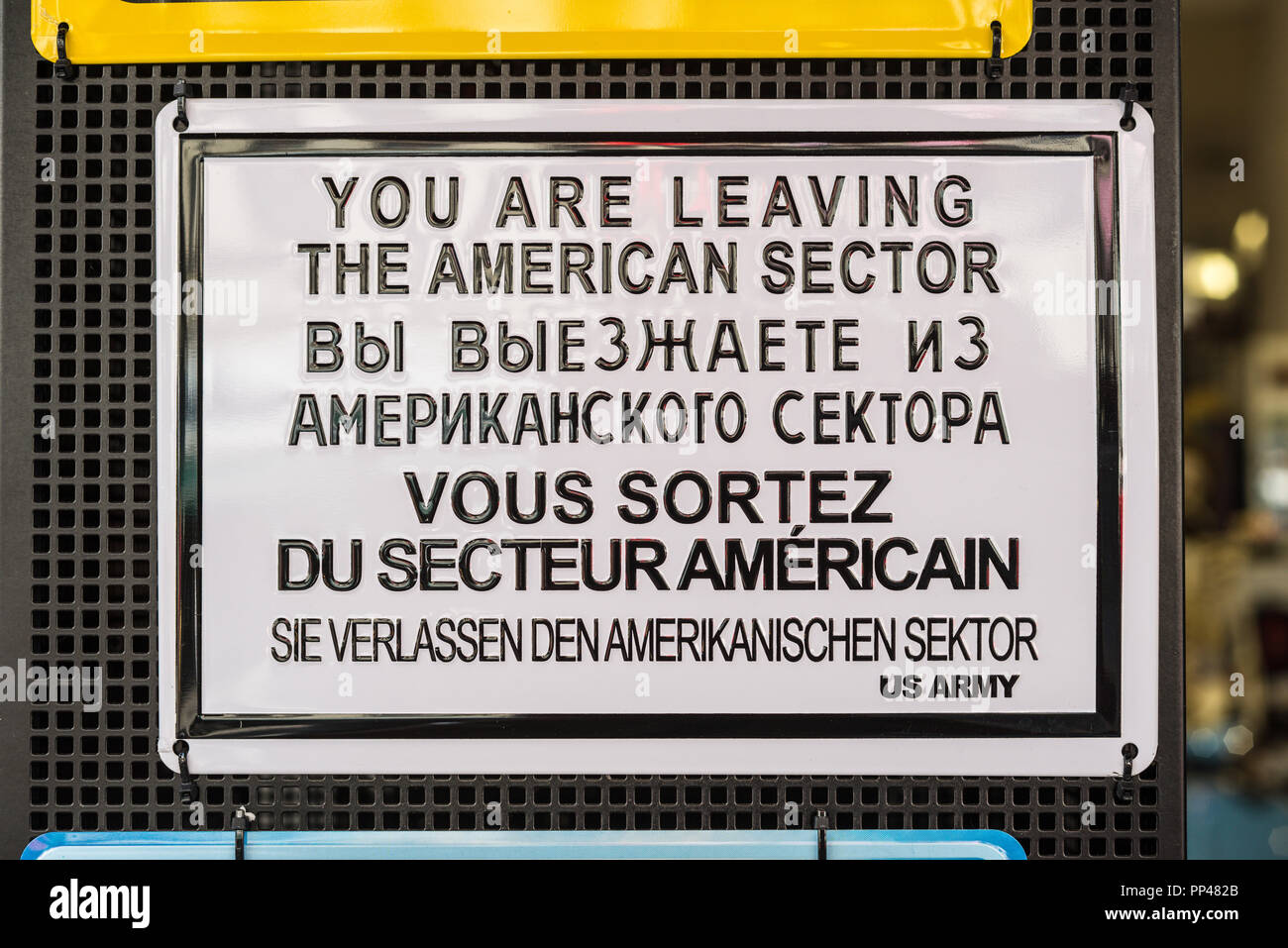 Berlin, Deutschland - 28. Mai 2017: Sie verlassen den amerikanischen Sektor - Historische Schild in der Nähe des Checkpoint Charlie in Berlin, Deutschland (Souvenir). Stockfoto