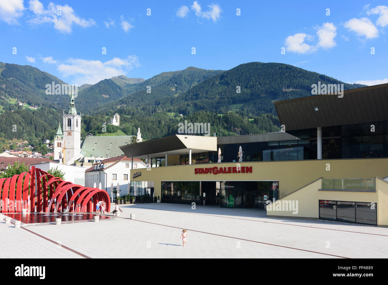 Schwaz: Einkaufszentrum mall StadtGalerien, Kirche Maria Himmelfahrt (Maria Himmelfahrt, vorne), Glockenturm (Kirchturm, hinter), Schloss Freundsberg Stockfoto