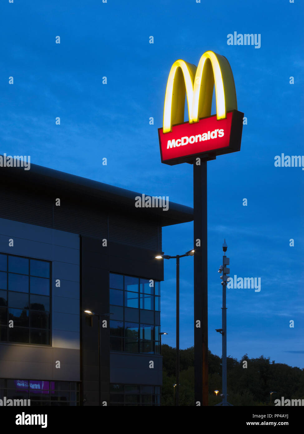 Die beleuchtete McDonald Zeichen, Abend Stockfoto