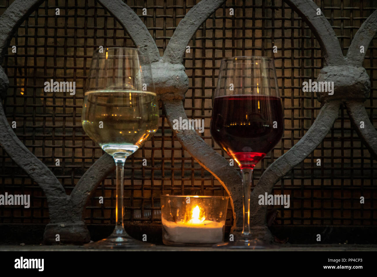 Street Food: zwei Gläser von Rot- und Weißwein und romantisches Candle Stockfoto