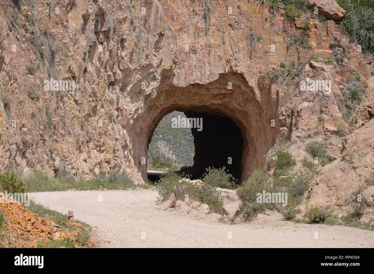 Straße Tunnel in den Berg Stockfoto