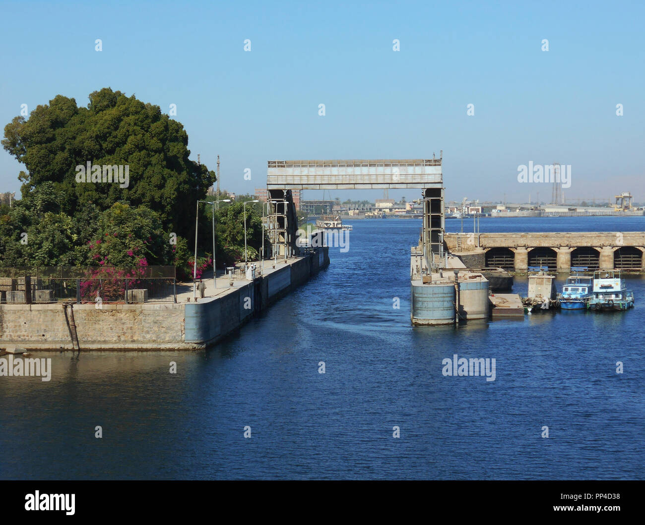 Die einzige Lücke in einem langen konkrete Barriere, die über den Fluss Nil erstreckt sich um den Fluß der Schiffe, Boote und andere Wasser getragene Verkehr zu regeln Stockfoto