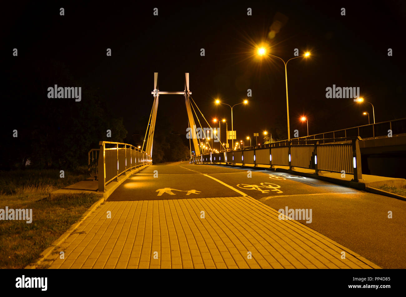 Fußgänger und Radfahrer Bridge bei Nacht Stockfoto