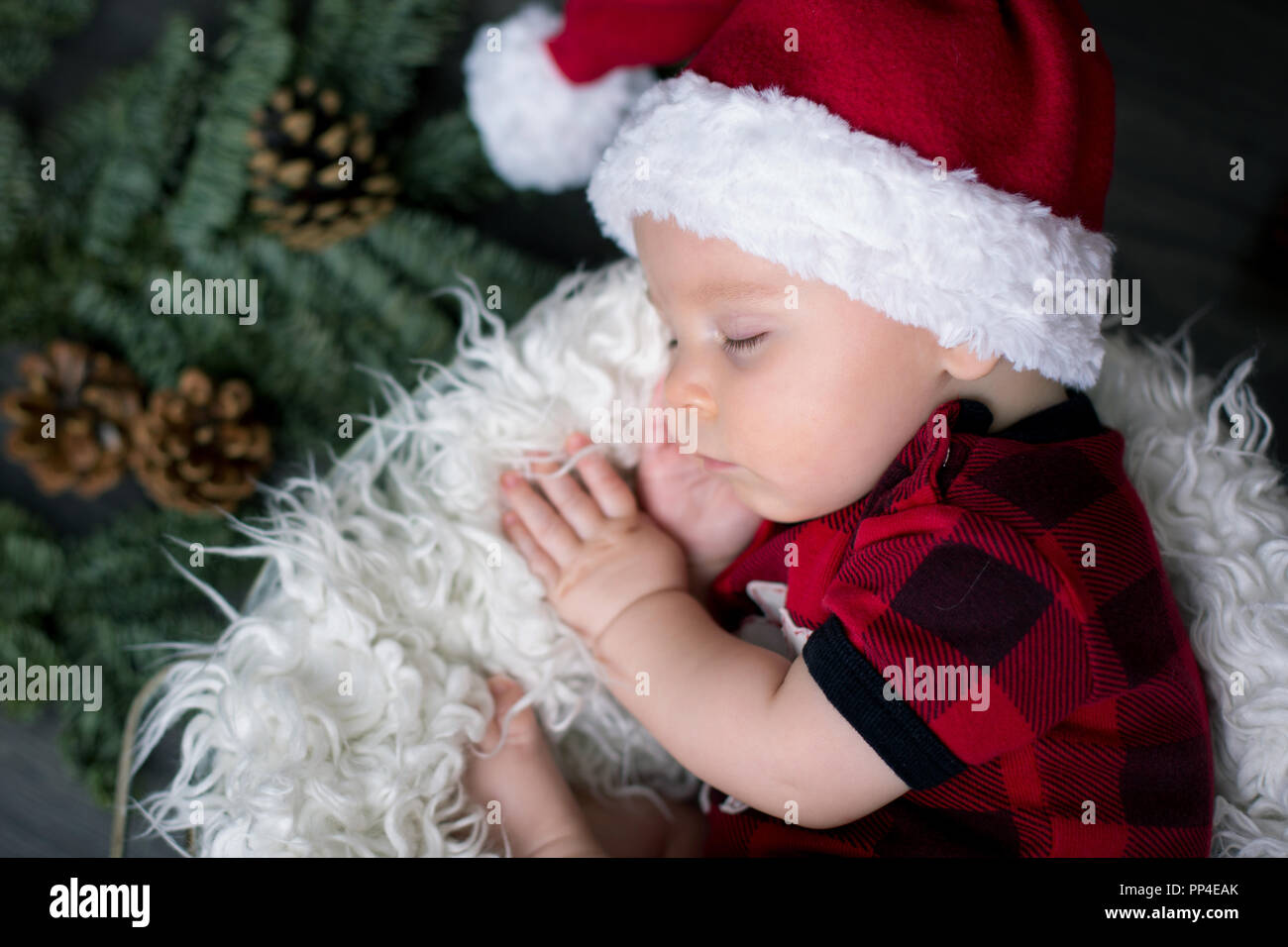 Little Baby Boy mit Weihnachten Kleidung, im Korb schlafen mit Weihnachten  Dekoration um ihn herum Stockfotografie - Alamy