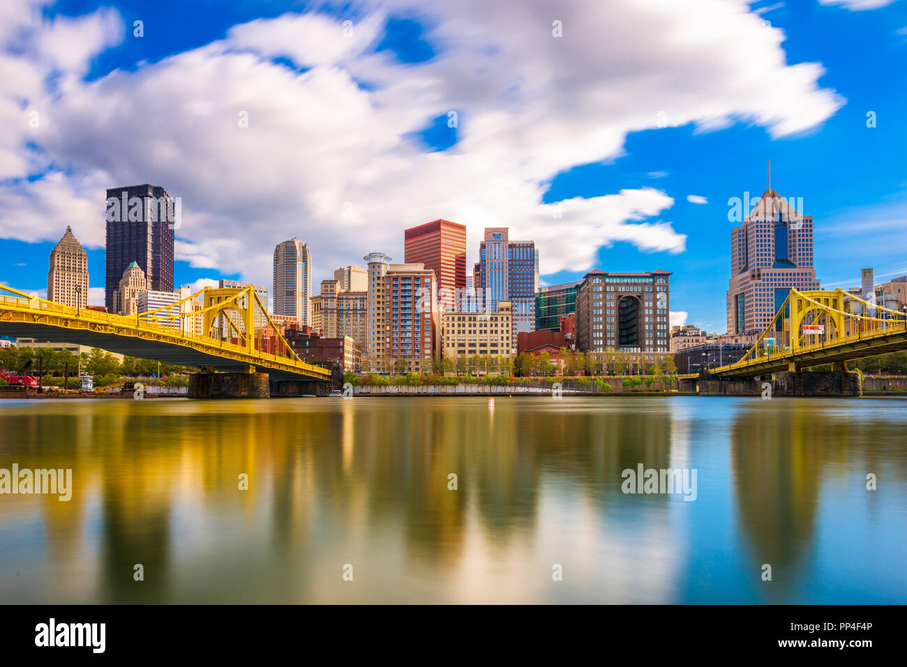 Pittsburgh, Pennsylvania, USA Skyline auf der Allegheny River. Stockfoto
