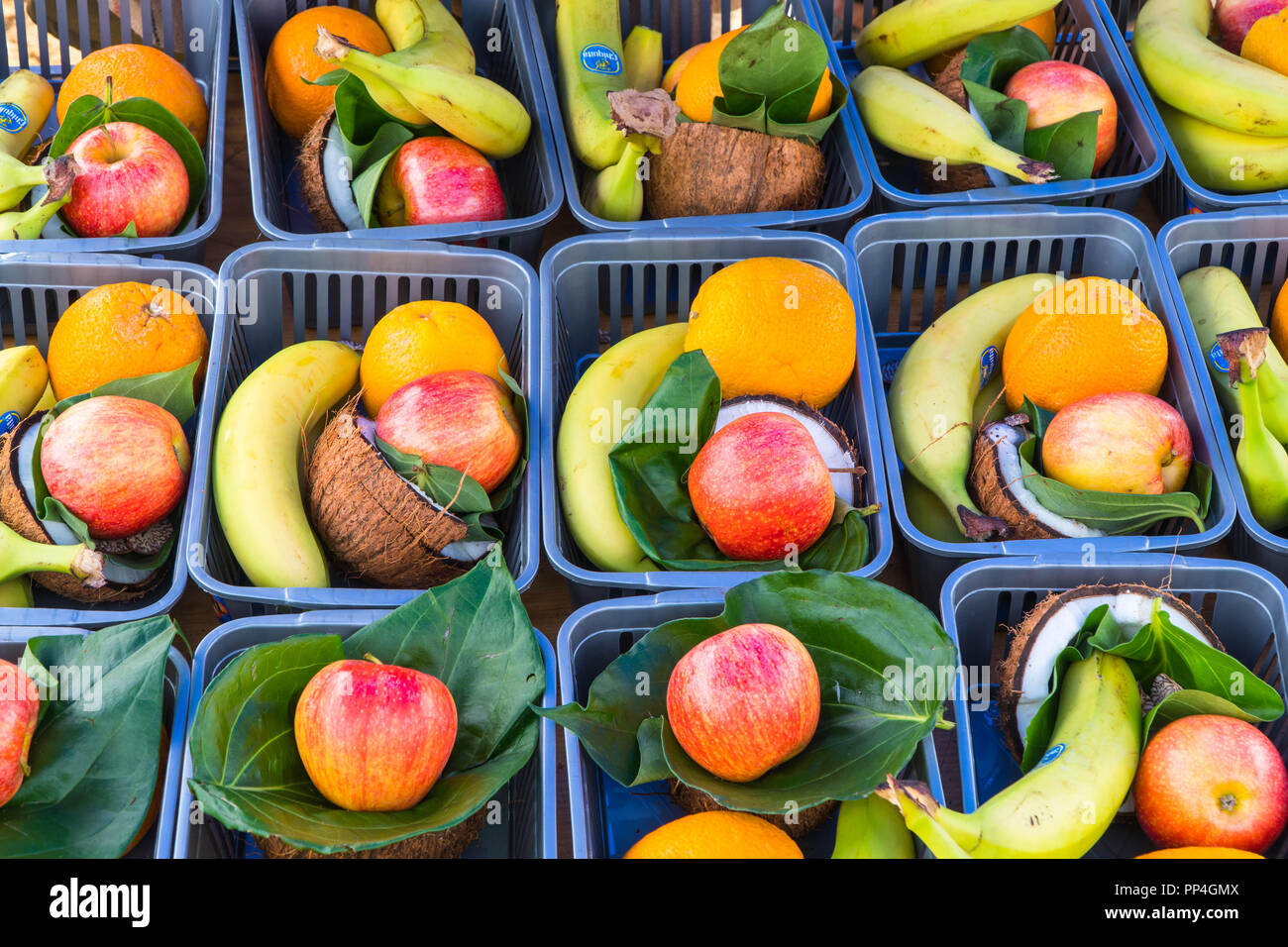 Körbe mit Obst angeboten für den Ganesha Visarjan Festival markiert das Ende der 10 Tage des Gebets und der Feier. Clacton-on-Sea Essex UK. September Stockfoto