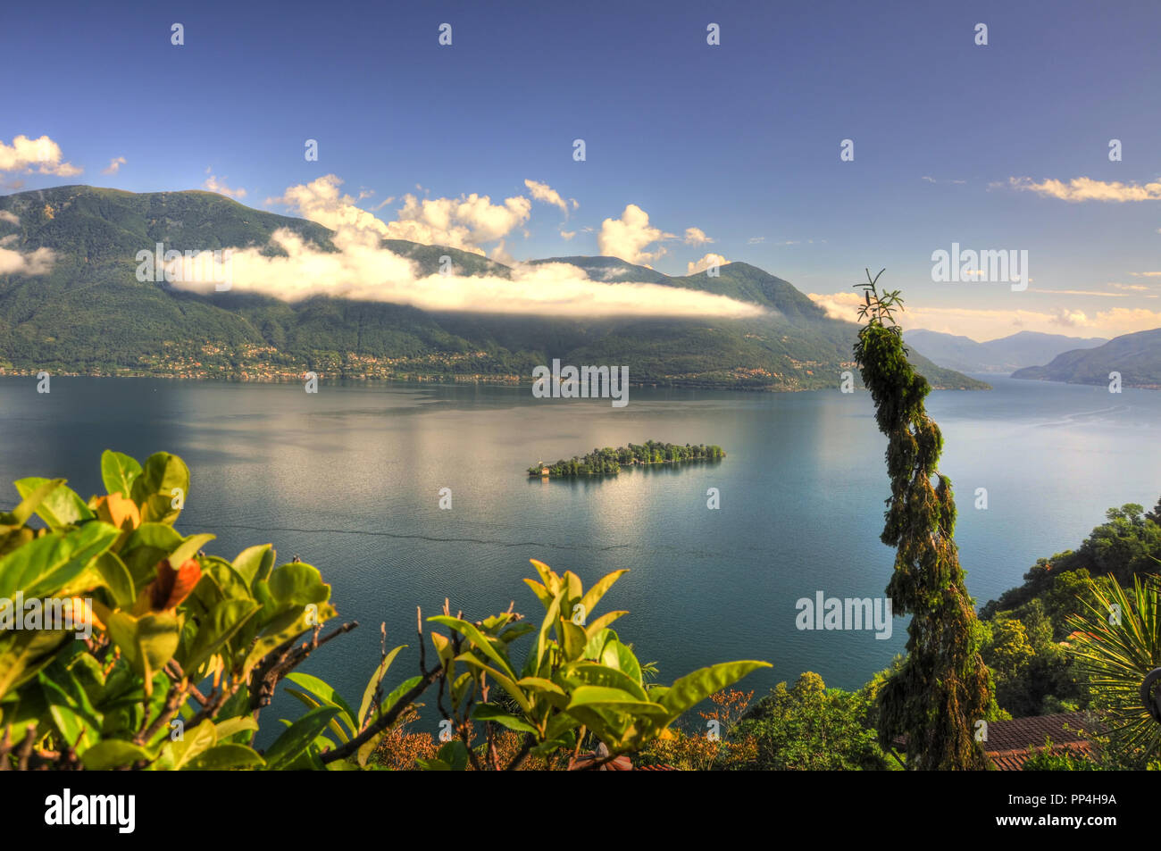 Alpine den Lago Maggiore und Brissago Insel mit Berg im Tessin, Schweiz Stockfotografie - Alamy
