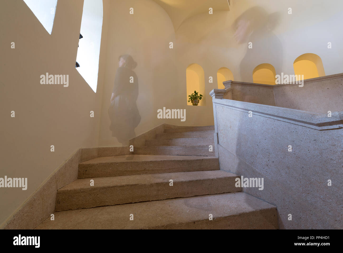 Frau Geist Wandern im Treppenhaus mit Windows. Stockfoto