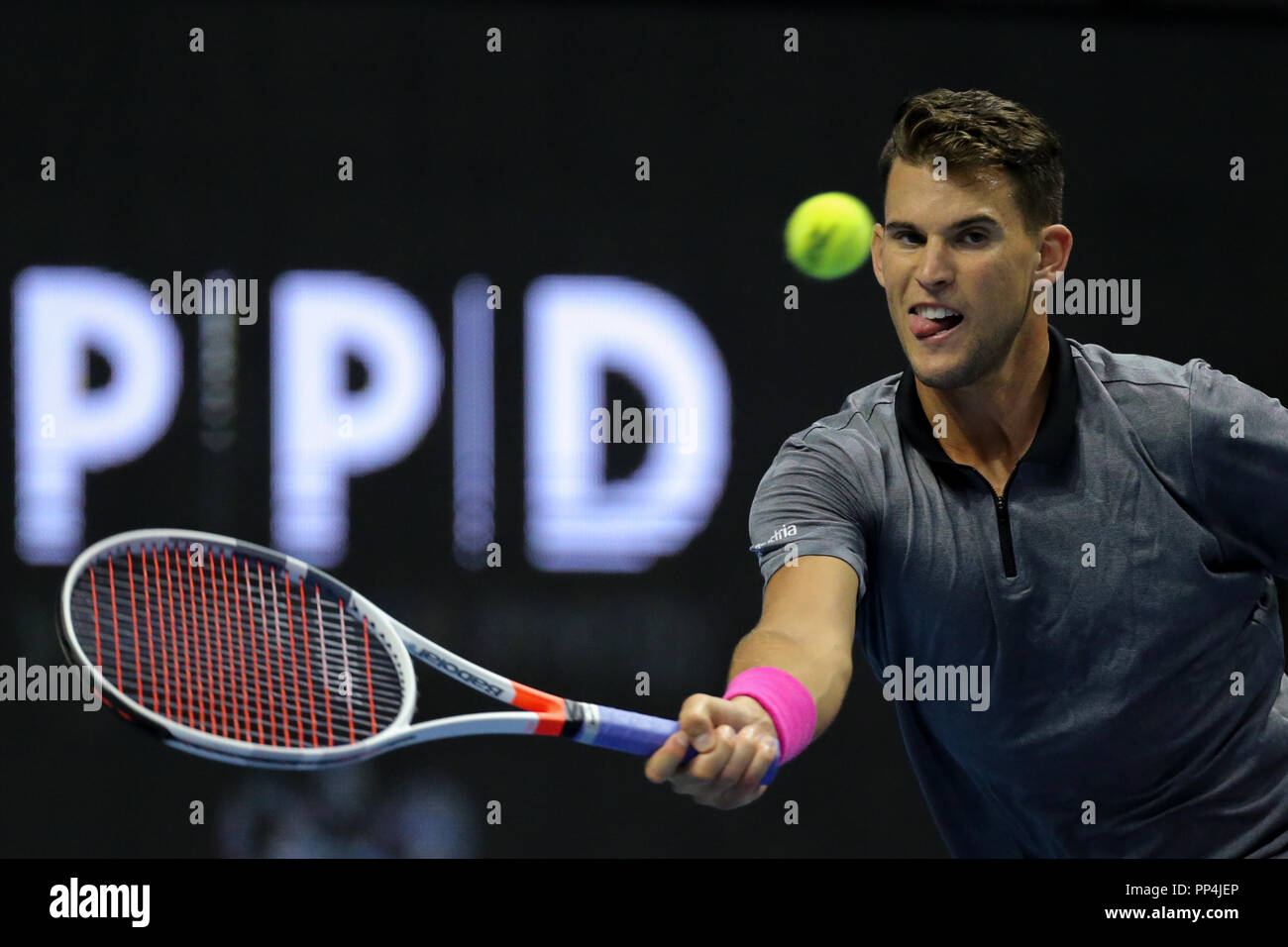 Dominic Thiem von Österreich gibt die Kugel zu Roberto Bautista von Spanien während des St. Petersburg Open ATP Tennis Turnier semi final Match in St. Petersburg. Stockfoto