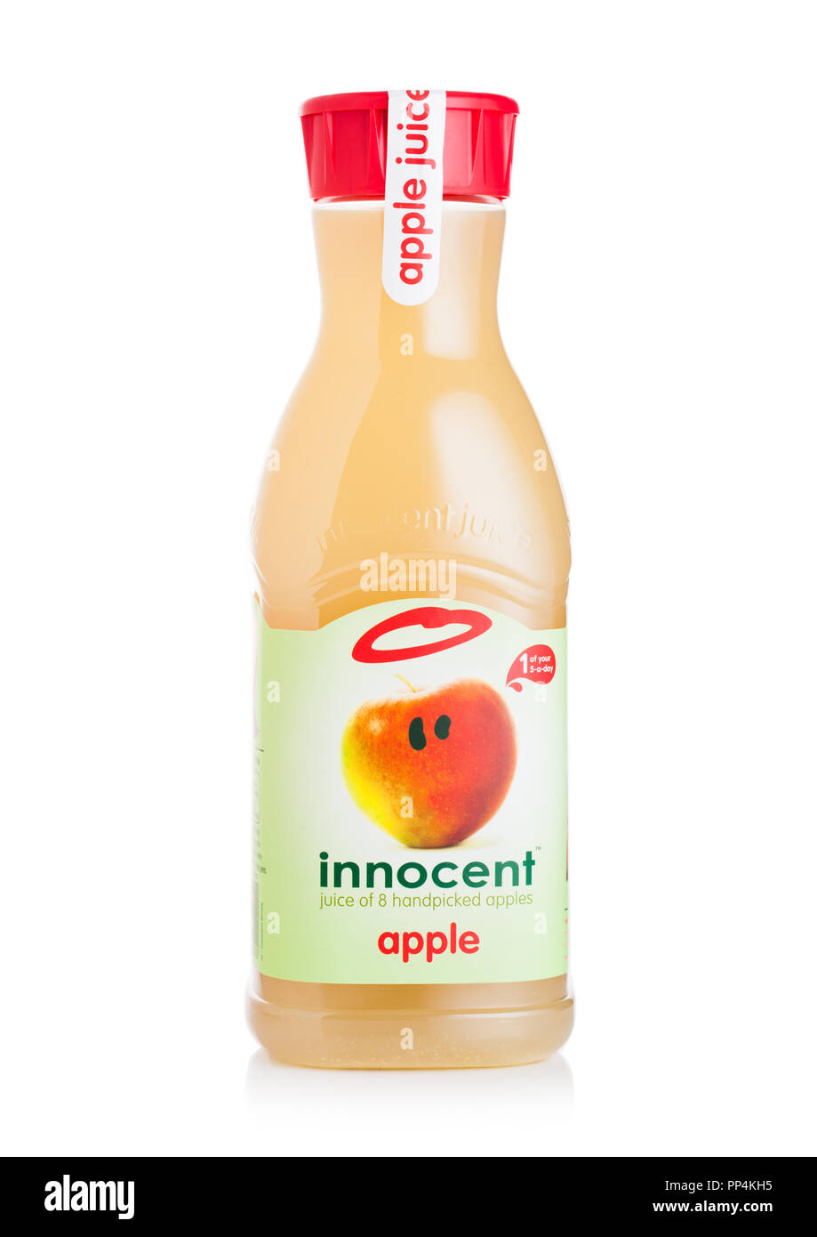 LONDON, Großbritannien - 13 September, 2018: Kunststoff Flasche frischen Apfelsaft auf Unschuldig weißen Hintergrund mit Reflexion. Stockfoto