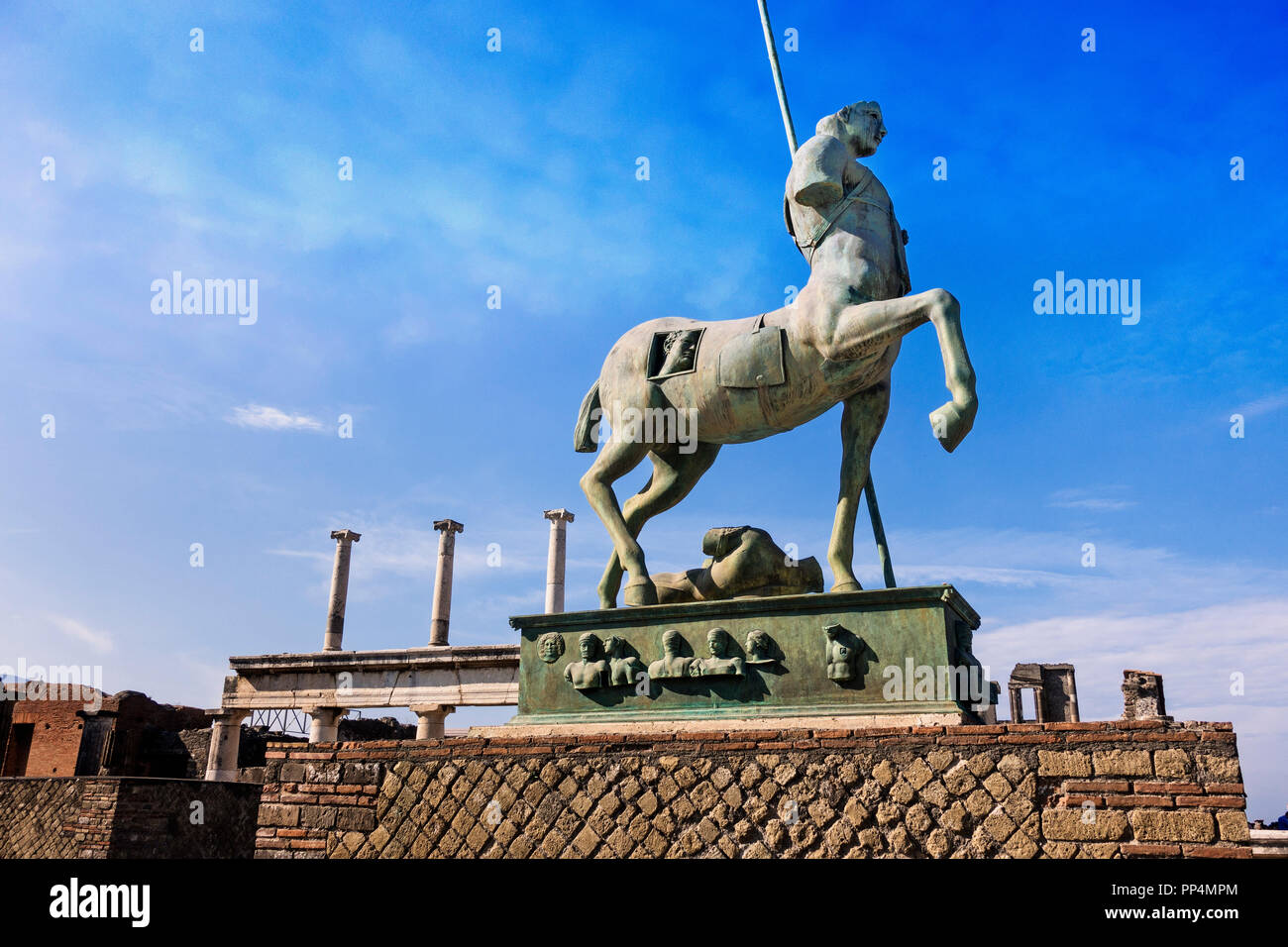 Eine Statue im öffentlichen Forum der römischen Ruinen von Pompeji in der Nähe von Neapel und Mt. Vesuv, Kampanien, Italien. Stockfoto