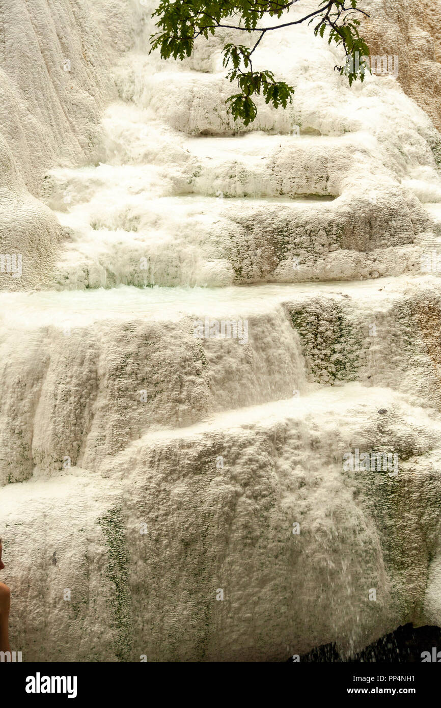 Frühjahr Thermalwasser von Bagni San Filippo im Val d'Orcia, Toskana, Italien Stockfoto