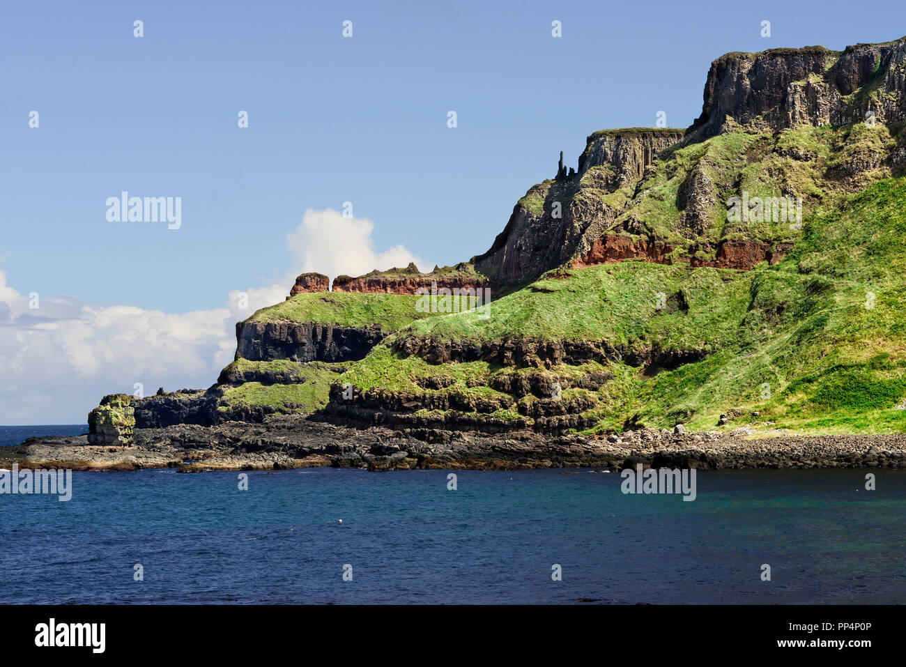 Eine Besonderheit der Giant's Causeway ist der natürliche Stapeln der Steine am Rand der Antrim Plateau. Es hat die "Schornsteine" genannt worden. Stockfoto