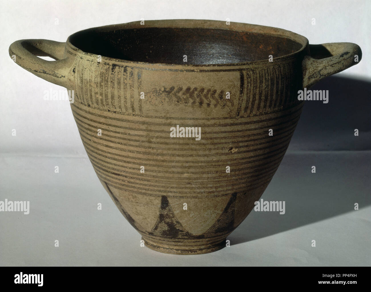 VASO PROTOCORINTIO-PROC DE NEKROPOLE FENICIA DE ALMUÑECAR. IMPORTACION GRIEGA - HACIA S VII A.C.-AR. Lage: MUSEO ARQUEOLOGICO - CERAMICA GRIEGA. GRANADA. Spanien. Stockfoto
