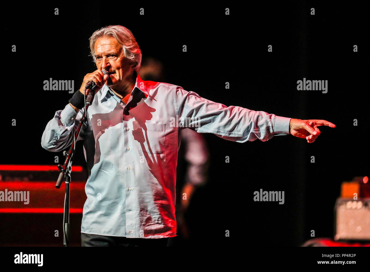 Musik Künstler John Mclaughlin führt in Durham, North Carolina als Teil seiner 2017-18 Tour. John McLaughlin, Mahavishnu John McLaughlin bekannt, ist ein englischer Gitarrist, Bandleader und Komponist. Seine Musik umfasst viele Genres von Jazz, die er mit Elementen aus Rock, klassische indische Musik, die westliche klassische Musik, Flamenco und Blues zu einem der wegweisenden Zahlen in Fusion geworden. Stockfoto