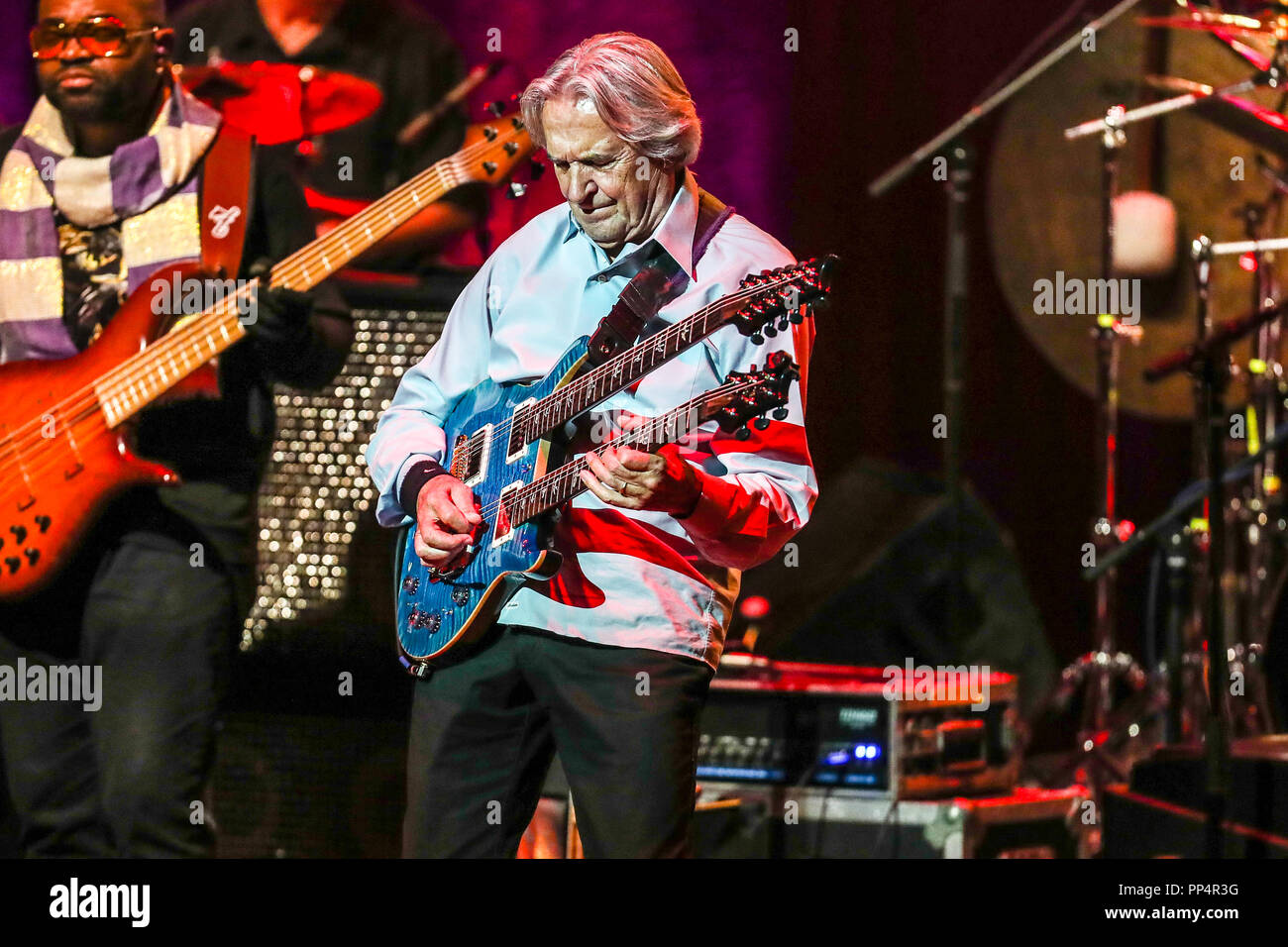 Musik Künstler John Mclaughlin führt in Durham, North Carolina als Teil seiner 2017-18 Tour. John McLaughlin, Mahavishnu John McLaughlin bekannt, ist ein englischer Gitarrist, Bandleader und Komponist. Seine Musik umfasst viele Genres von Jazz, die er mit Elementen aus Rock, klassische indische Musik, die westliche klassische Musik, Flamenco und Blues zu einem der wegweisenden Zahlen in Fusion geworden. Stockfoto