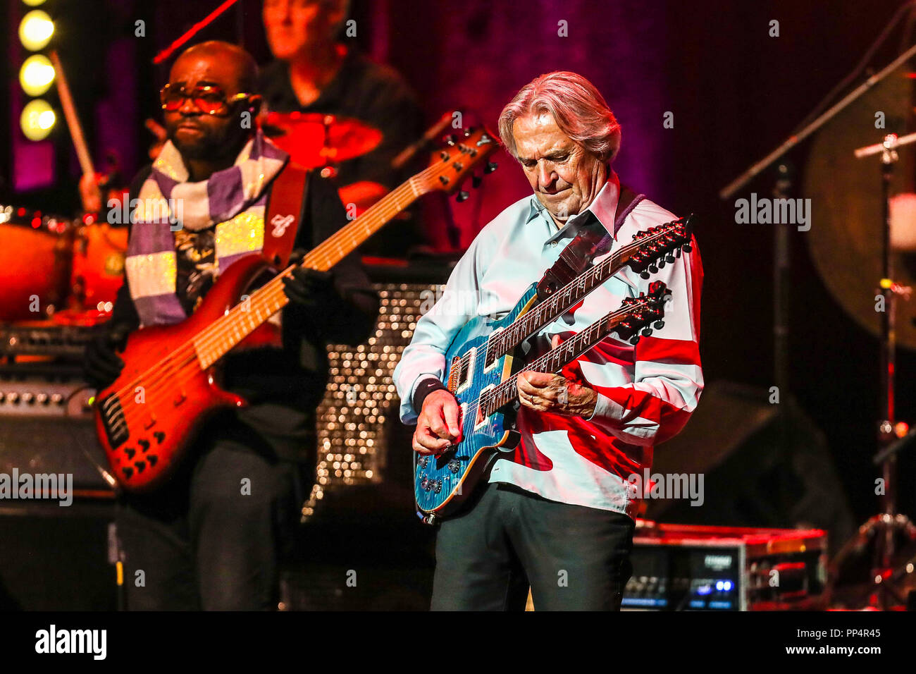 Musik Künstler John Mclaughlin führt in Durham, North Carolina als Teil seiner 2017-18 Tour. John McLaughlin, Mahavishnu John McLaughlin bekannt, ist ein englischer Gitarrist, Bandleader und Komponist. Seine Musik umfasst viele Genres von Jazz, die er mit Elementen aus Rock, klassische indische Musik, die westliche klassische Musik, Flamenco und Blues zu einem der wegweisenden Zahlen in Fusion geworden. Stockfoto