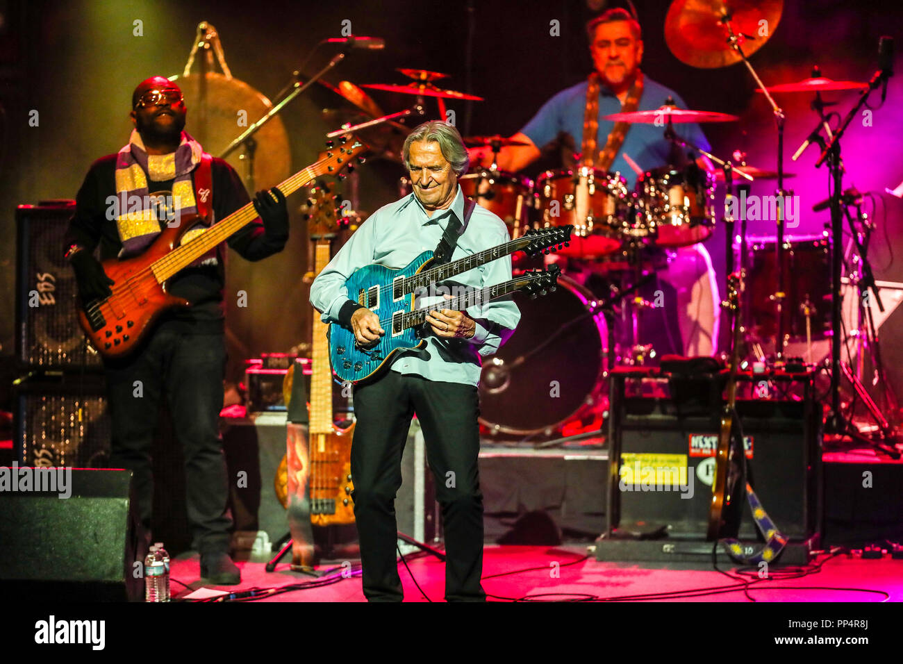Musik Künstler John Mclaughlin führt in Durham, North Carolina als Teil seiner 2017-18 Tour. John McLaughlin, Mahavishnu John McLaughlin bekannt, ist ein englischer Gitarrist, Bandleader und Komponist. Seine Musik umfasst viele Genres von Jazz, die er mit Elementen aus Rock, klassische indische Musik, die westliche klassische Musik, Flamenco und Blues zu einem der wegweisenden Zahlen in Fusion geworden. Stockfoto