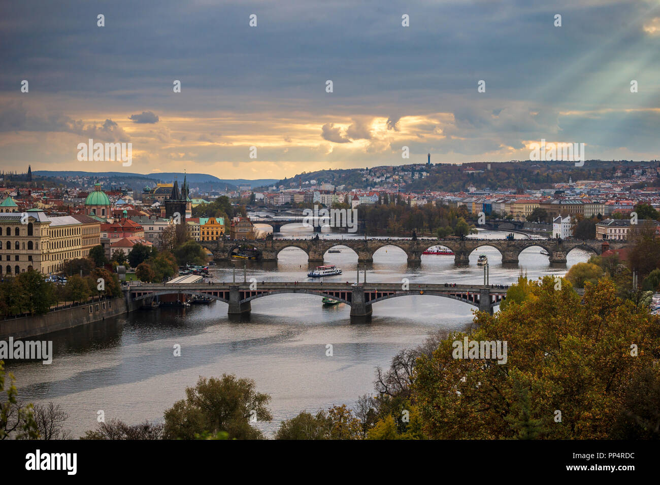 Blick auf die Skyline Panorama der Karlsbrücke (Karluv Most) mit Old Town in Prag. Der Tschechischen Republik Stockfoto