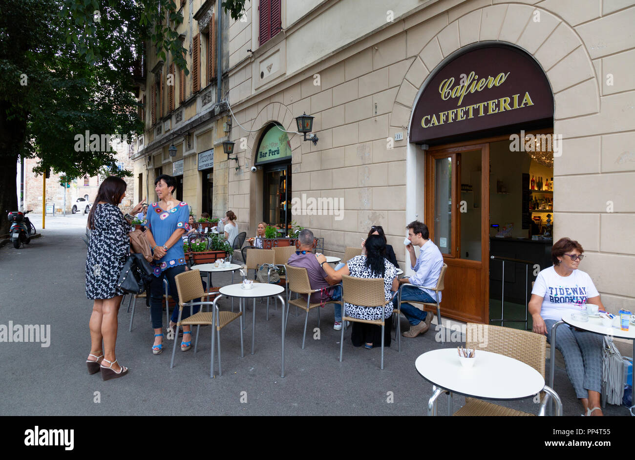 Italien Cafe - Menschen trinken und reden in einem Straßencafe, Siena,  Italien Europa Stockfotografie - Alamy