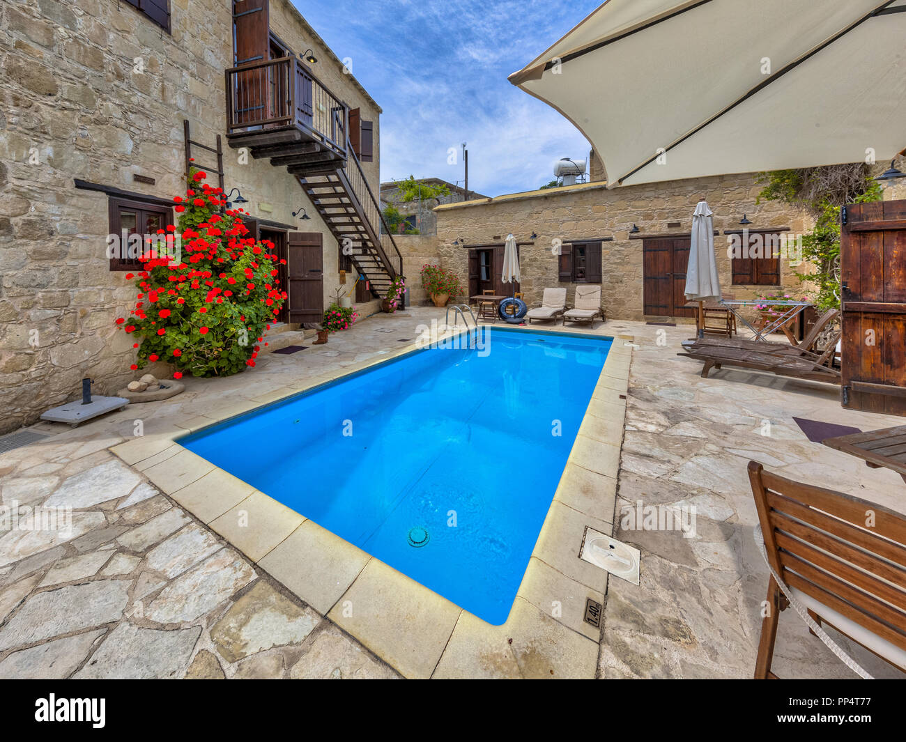 Architektonische Details der Ferienwohnung mit Schwimmbad und Blumen an einem sonnigen Tag Stockfoto