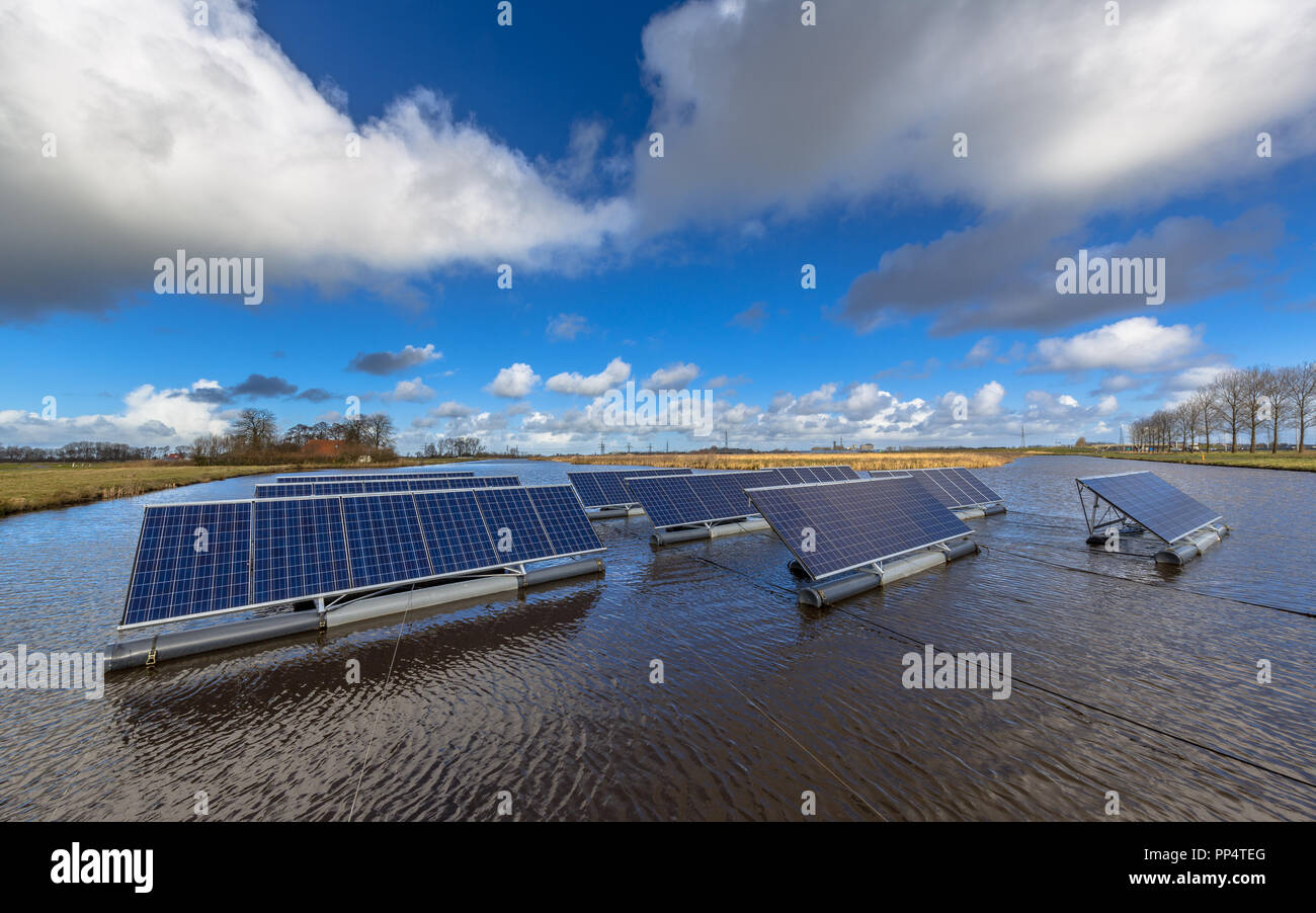 Gruppe von Sonnenkollektoren floating auf offenen Gewässern können stellen eine ernsthafte Alternative zu Boden Solaranlagen montiert Stockfoto