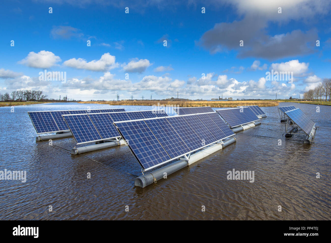 Sonnenkollektoren auf offenen Gewässern können stellen eine ernsthafte Alternative zu Boden Solaranlagen montiert Stockfoto